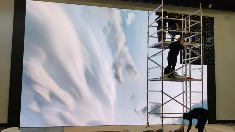 Quy trình chuẩn bị trước khi thi công đèn LED tại Sao Việt được thực hiện bài bản từ khảo sát thực tế, kiểm tra vật tư, lên phương án kỹ thuật đến bố trí nhân sự, nhằm đảm bảo thi công an toàn và đúng tiến độ.